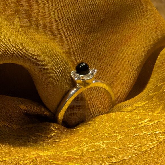 Black onyx ring in silvertone rose setting - Picture 3 of 3